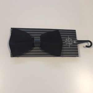 SOCIETY OF THREADS Men’s Black Bow Tie